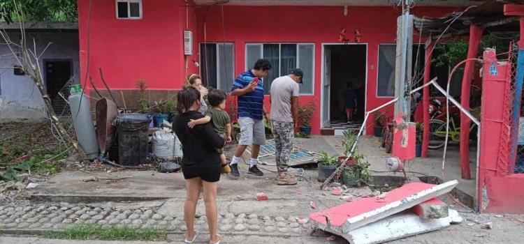 Vehículo chocó contra viviendas