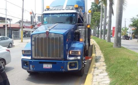 Tráiler embistió a una camioneta