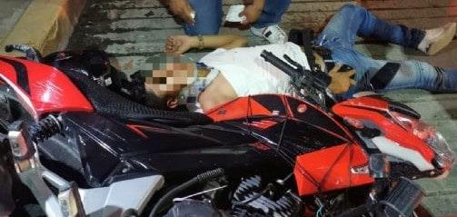 Dos motociclistas  graves al chocar