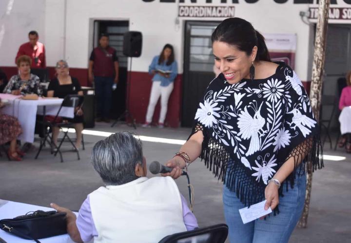 Simey Olvera convivió con adultas mayores por Día de las Madres