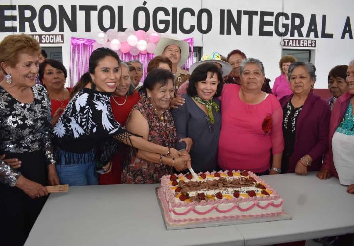 Simey Olvera convivió con adultas mayores por Día de las Madres