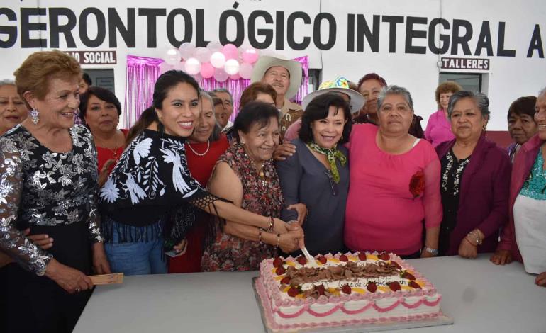 Simey Olvera convivió con adultas mayores por Día de las Madres