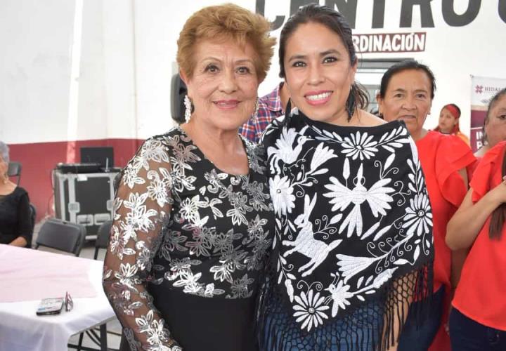 Simey Olvera convivió con adultas mayores por Día de las Madres