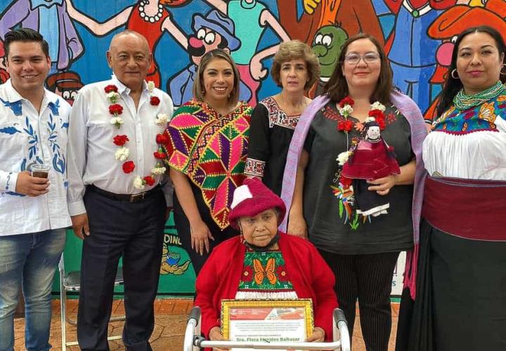 Artesana dona muñeca patrimonial a Secretaría de Cultura