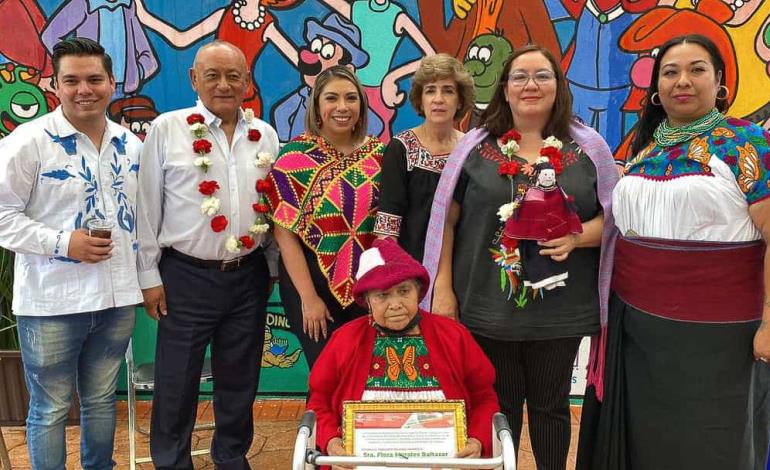 Artesana dona muñeca patrimonial a Secretaría de Cultura