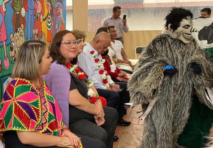 Artesana dona muñeca patrimonial a Secretaría de Cultura