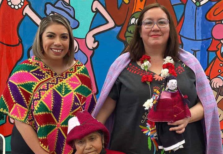 Artesana dona muñeca patrimonial a Secretaría de Cultura