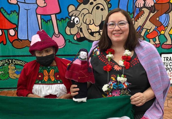 Artesana dona muñeca patrimonial a Secretaría de Cultura