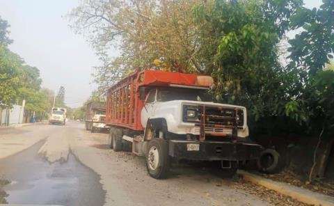 ‘Peligro’ por camiones abandonados en calle