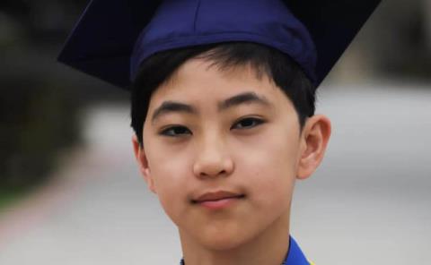Niño de doce años se graduó de la universidad