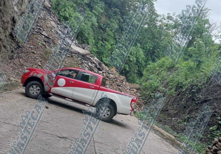 Derrumbe bloqueó la vía Chalchocotipa-Coacuilco