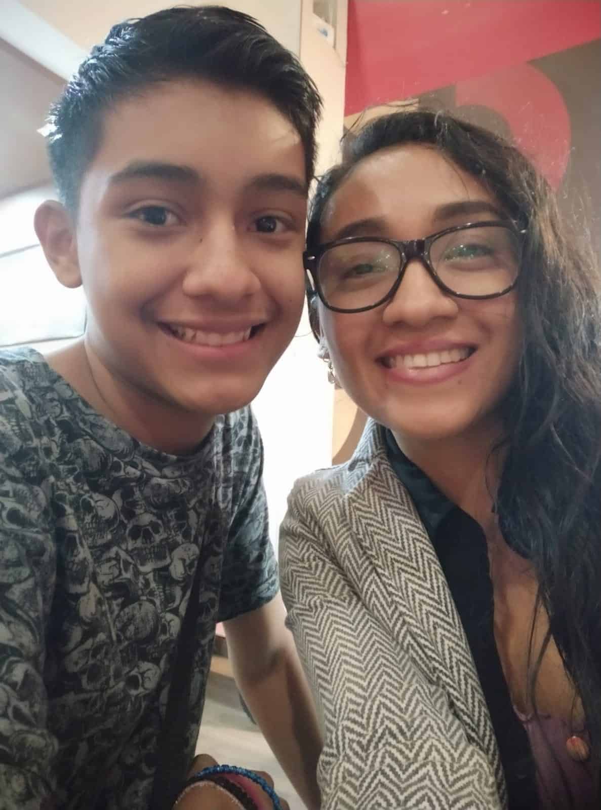 Patty Hernández y Darío Emiliano, sonriendo para Sociales.