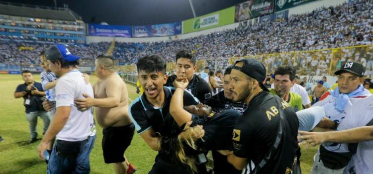 Mueren 12 aficionados en estampida en estadio