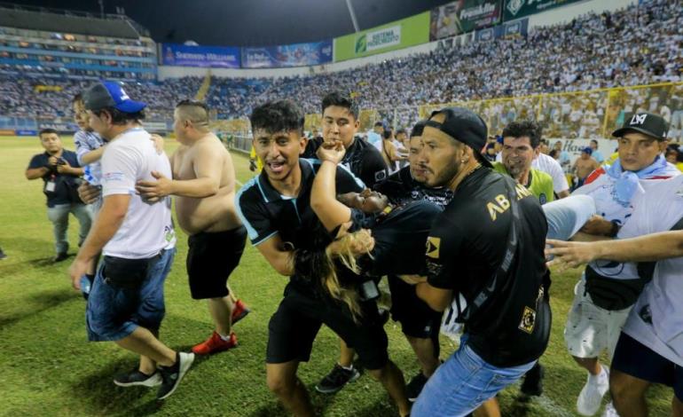 Mueren 12 aficionados en estampida en estadio