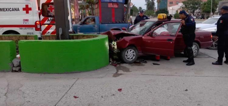 Auto se impactó contra un muro