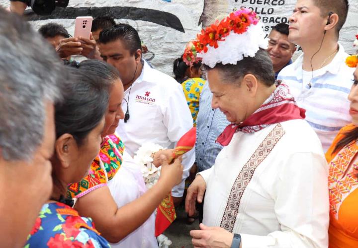 Julio Menchaca visitó al Alcalde de Xochiatipan