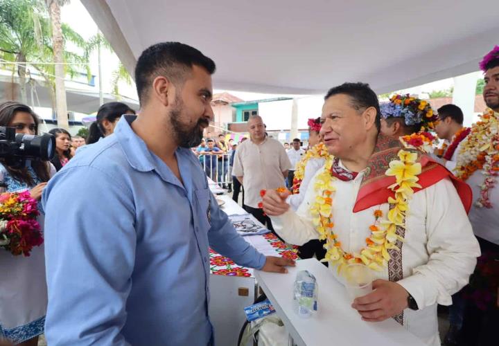 Julio Menchaca visitó al Alcalde de Xochiatipan