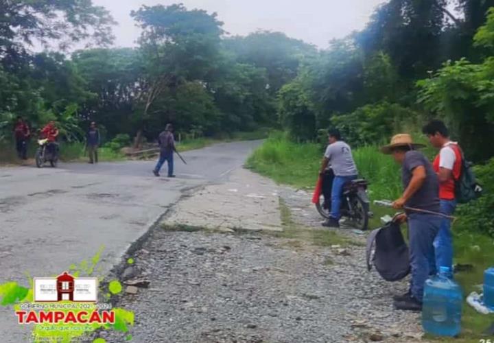 Retiran maleza y basura de rúa Tampacán-Matlapa