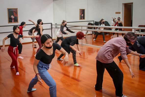 Imparten taller gratuito de danza contemporánea estilo Limón