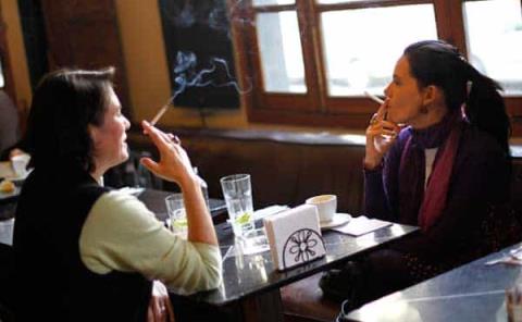 Jóvenes mujeres son las más fumadoras
