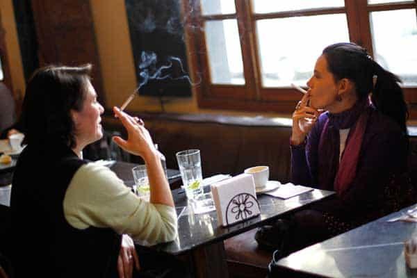 Jóvenes mujeres son las más fumadoras