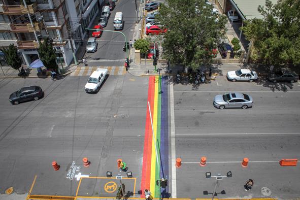 Por un gobierno abierto e inclusivo, pintan en pasos peatonales la bandera LGBT+