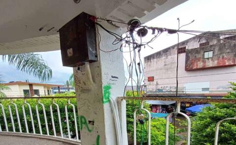 Ven riesgo en el kiosco por cables de electricidad