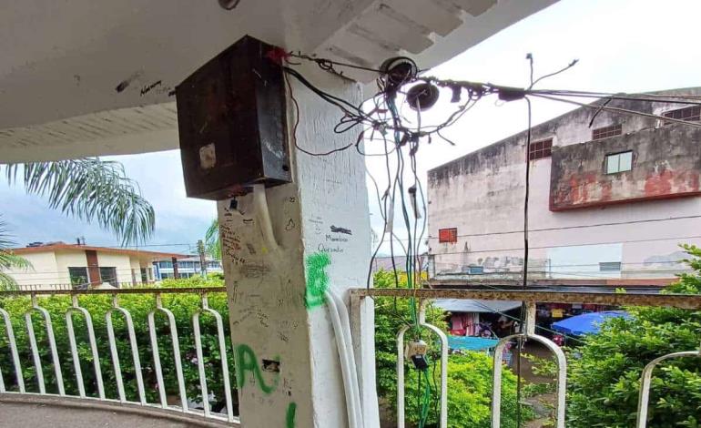 Ven riesgo en el kiosco por cables de electricidad