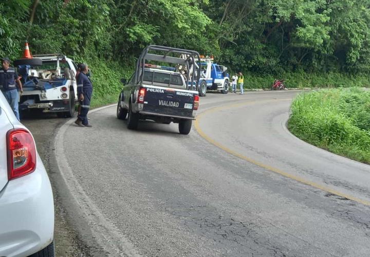 Quedan 5 heridos tras volcar camioneta en Totectitla