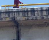 Sujeto deambulaba sobre puente vehicular