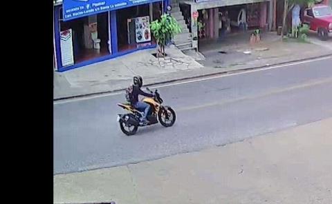 Captan a delincuente robarse una moto