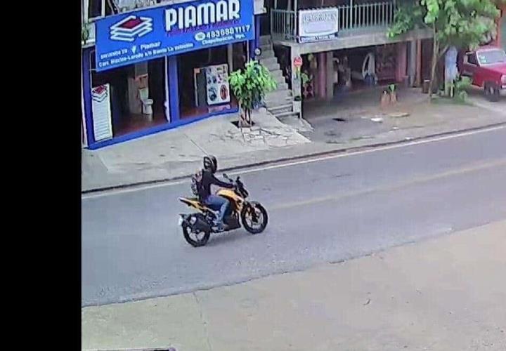 Captan a delincuente robarse una moto