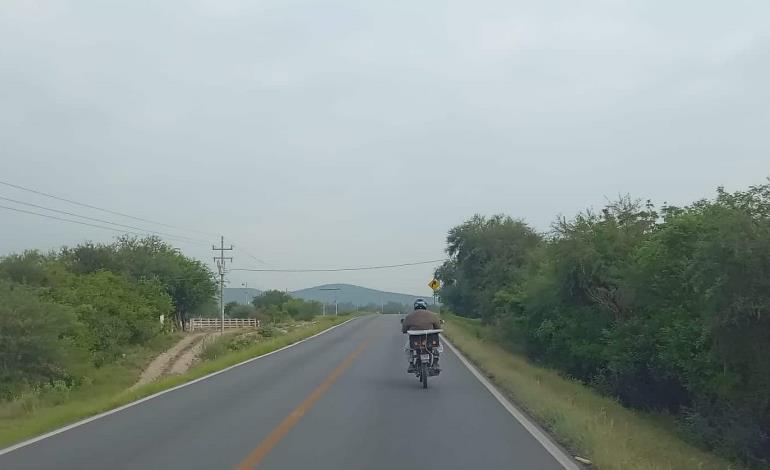 Motociclistas arriesgan la vida en carretera