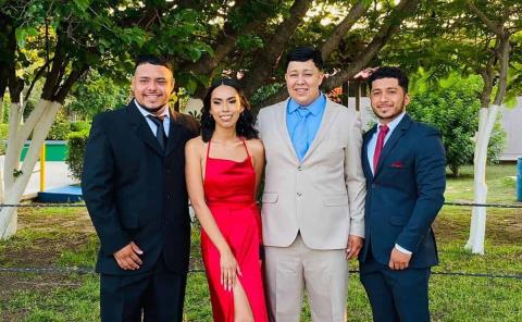 Amigos están felices por su próxima graduación