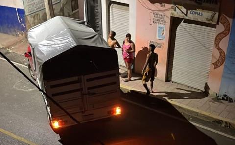 Chocó camioneta contra un poste en la Juárez