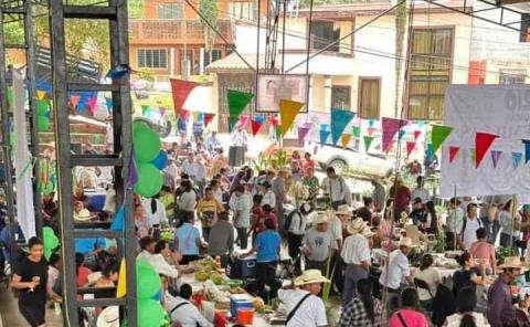 Realizan con éxito tianguis campesino
