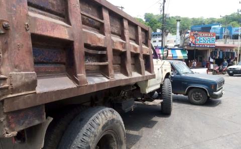 Camión impactó contra camioneta
