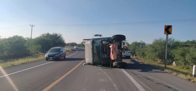 Volcó tractocamión  en supercarretera