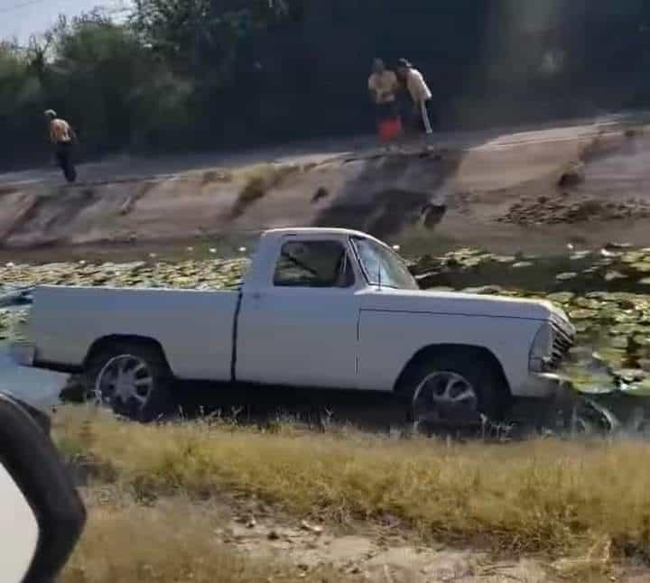 CAMIONETA CAYÓ  AL CANAL PRINCIPAL 