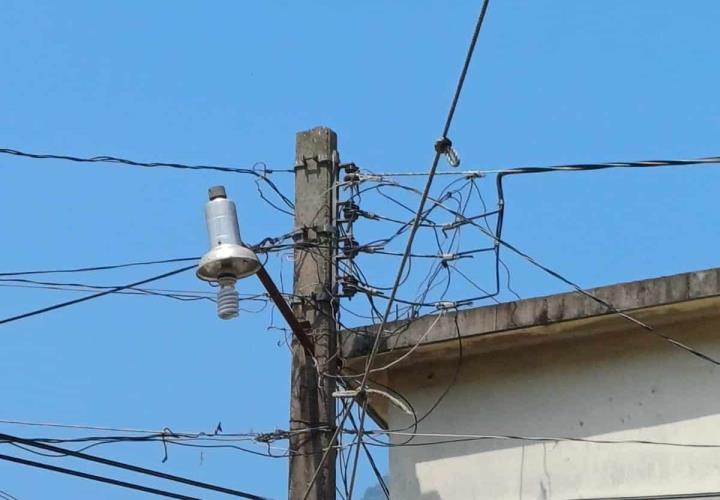 Ambulantes utilizan los postes como base