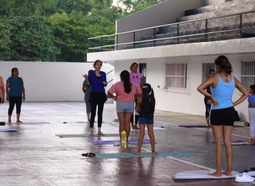 Ofrecieron clase de yoga gratuita por Día Internacional del Yoga