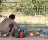 Indigentes “roban” basura para comer