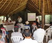Capacitan a citricultores y apicultores de Orizatlán