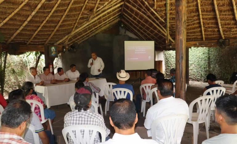 Capacitan a citricultores y apicultores de Orizatlán