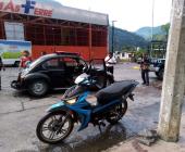 Motocicleta colisionó contra un vehículo