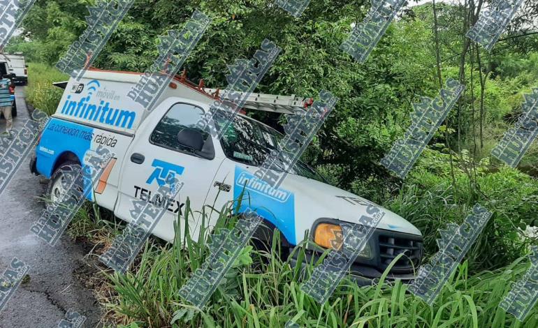 Por exceso de velocidad vehículo de Telmex a punto de volcarse 