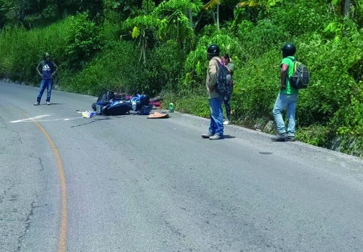  ¡Resultan con lesiones graves! motociclistas chocan de frente