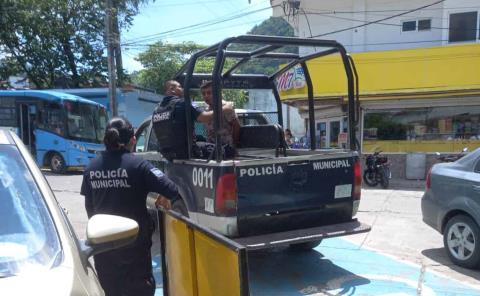 Detienen agentes a hombre en el boulevard
