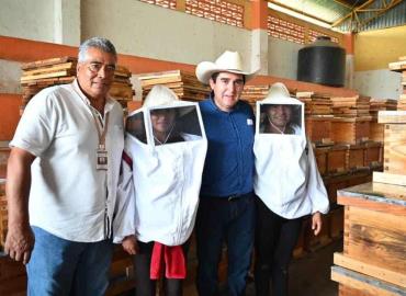 Hicieron entrega de apoyo a apicultores