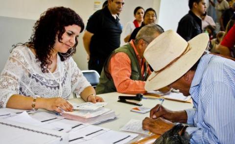 Ven padres mal el aumento a adultos mayores; no hay mejoras en escuelas